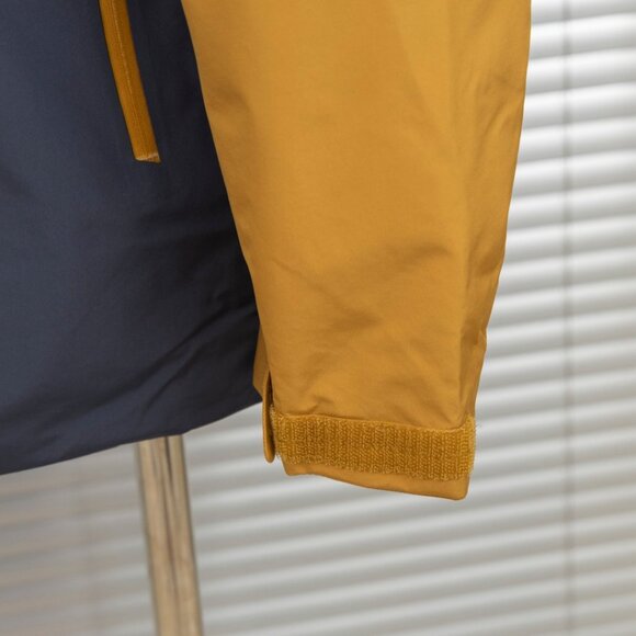 Arc'teryx Macai LT Lightweight Down Jacket Unisex in Orange/Black - Picture 7 of 12